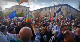 Copertina di Tremila ad Assisi per la Marcia della Pace e della Fraternità, 300 bambini in testa. “No a ogni aumento delle spese militari” – VIDEO