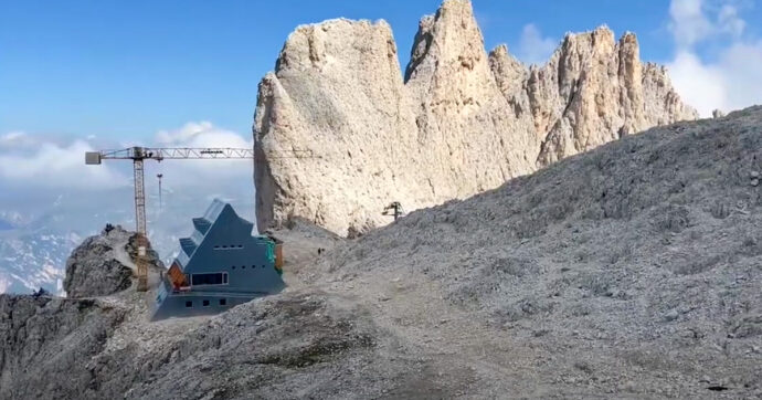 Dolomiti, il rifugio del politico altoatesino costruito su un “terreno improduttivo”. Accuse di danno erariale alla Provincia di Bolzano