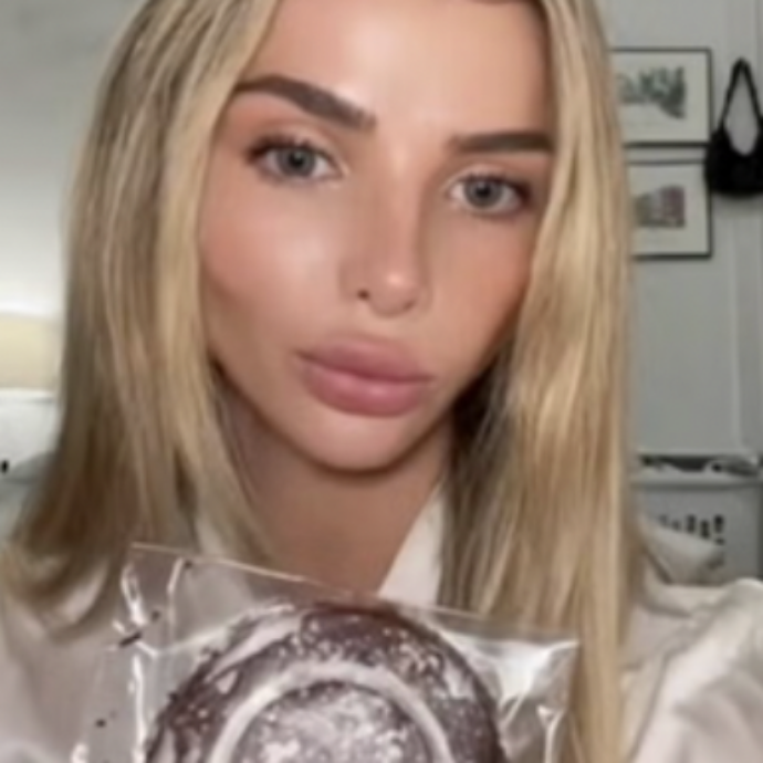 “I suoi video sono inni malsani alla magrezza”: l’influencer Liv Schmidt viene bannata da Tik Tok ma lei replica “salverò l’America dall’obesità”