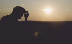 Copertina di “Ho 27 anni e la mia fidanzata 49. Il nostro è un rapporto che non si basa solo sul sesso ma lei mi tiene nascosto, perché?”: lo sfogo sul Sun