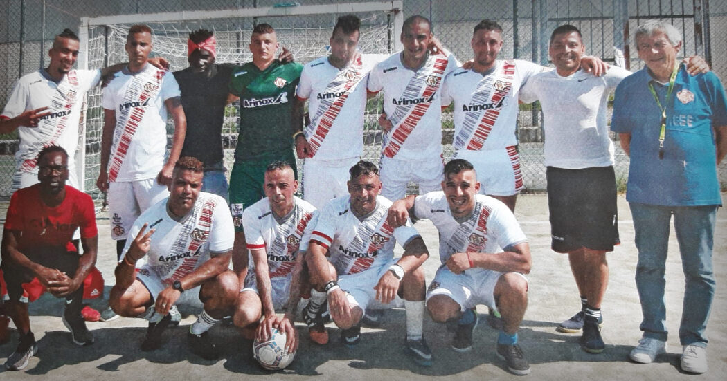 https://st.ilfattoquotidiano.it/wp-content/uploads/2024/09/21/calcio_carcere_cremona_1200-1050x551.jpg