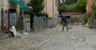 Copertina di Faenza, spessa coltre di fango ricopre tutto a due giorni dall’alluvione (video)