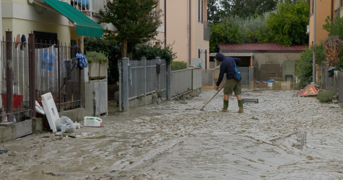 Faenza, spessa coltre di fango ricopre tutto a due giorni dall’alluvione (video)