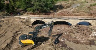 Copertina di Alluvione in Emilia Romagna, i danni del Marzeno visti dal drone: legna e detriti trascinati a valle e campi coperti di fango