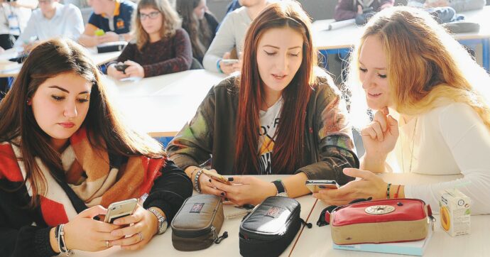 Copertina di “Togliamo gli smartphone  alla Generazione ansiosa”