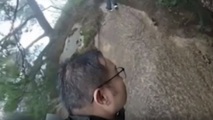 Copertina di Cade in un dirupo con la telecamera accesa, il video fa il giro del mondo: “Ho colpito un albero, credevo che sarei morto”