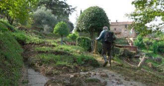 Copertina di Alluvione, nel Ravennate la frazione isolata da sedici mesi: “La strada non è mai stata riaperta, arriviamo a casa solo a piedi”