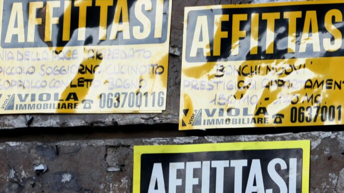 Milano e gli affitti impossibili: 27mila euro tra mensilità anticipate e cauzione per una casa per studenti. Scoppia la polemica