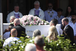 Copertina di “Parenti e vicini di casa non vengano al mio funerale”: le volontà della donna morta lasciano di stucco il paese