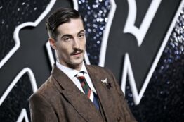 Copertina di Petto nudo e vestaglia aperta sui tatuaggi: il look da rockstar di Damiano David alla Milano Fashion Week manda in delirio i fan