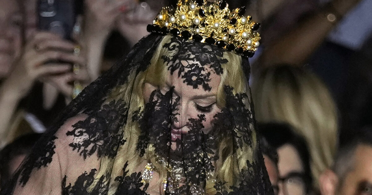 Madonna “velata” alla sfilata di Dolce e Gabbana alla Milano Fashion Week, poi il party e la torta. Roberto Bolle “paparazzo” speciale