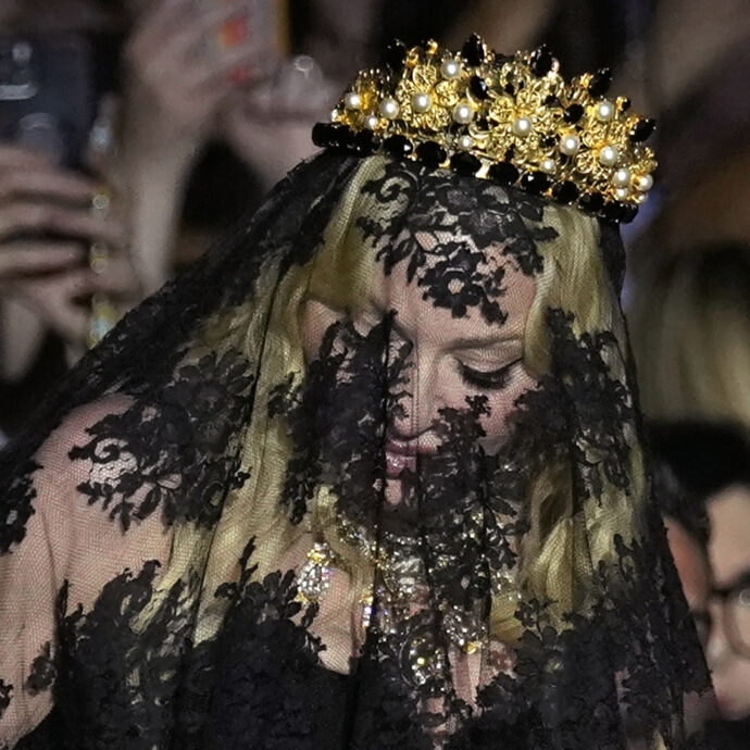 Madonna “velata” alla sfilata di Dolce e Gabbana alla Milano Fashion Week, poi il party e la torta. Roberto Bolle “paparazzo” speciale