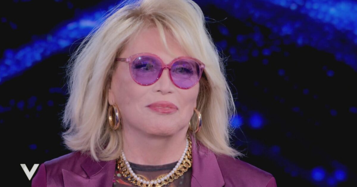 “Forse a un certo punto bisognerebbe sparire e non farsi vedere più”: la sfogo di Amanda Lear a “Verissimo”