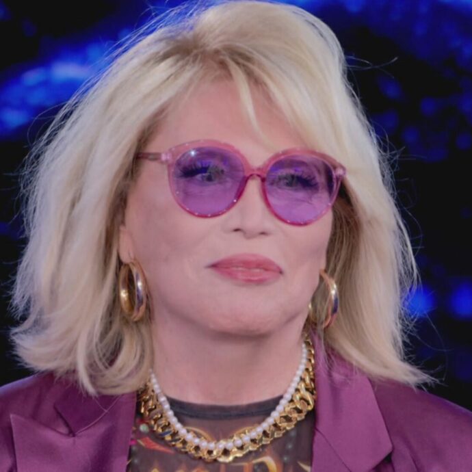 “Forse a un certo punto bisognerebbe sparire e non farsi vedere più”: la sfogo di Amanda Lear a “Verissimo”