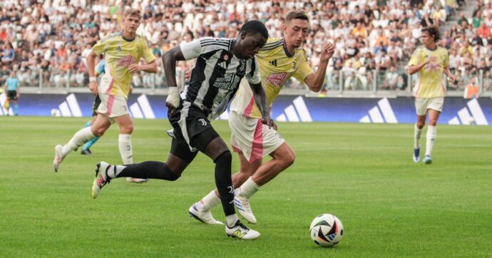 I giocatori della Juventus Next Gen dormono per terra in aeroporto: il rientro da Trapani si trasforma in un’odissea – FOTO