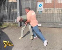 Copertina di “Se non te ne vai ti scanno”: Max Laudadio di “Striscia La Notizia” picchiato durante un servizio. Contusioni e ricovero immediato al Pronto Soccorso