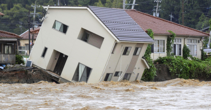 Inondazioni in Giappone: almeno 7 morti, 10 i dispersi. “In due giorni è caduta la pioggia prevista per tutto il mese”