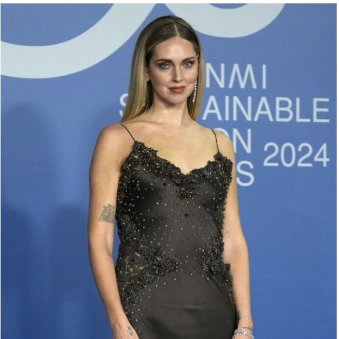 “Un segnale essere qui. Come sto? Pian piano sempre meglio”: Chiara Ferragni torna in pubblico alla Fashion Week. E c’è anche Silvio Campara