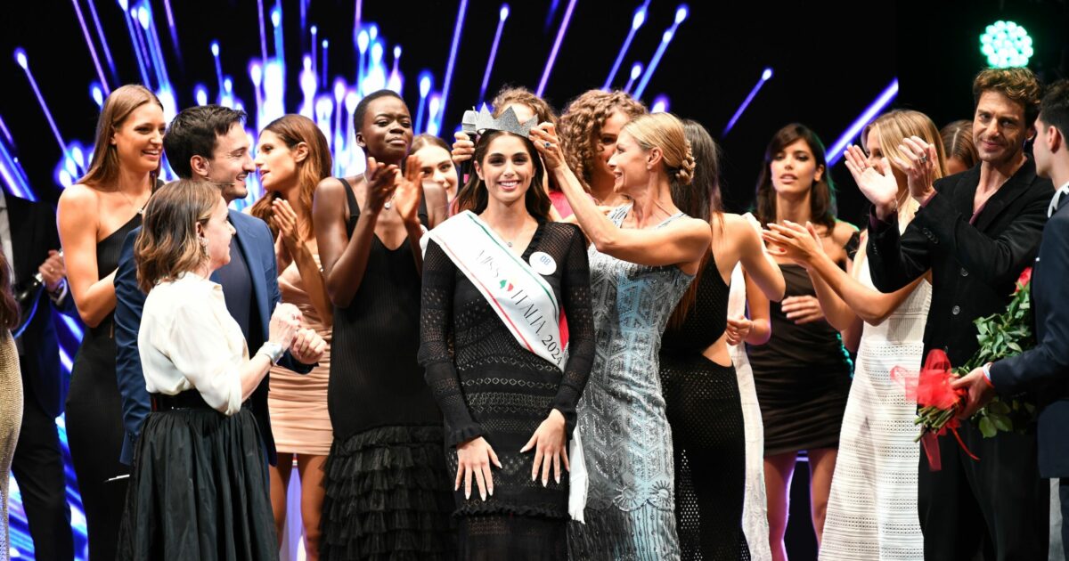 Miss Italia 2024, vince Ofelia Passaponti: ecco chi è. Patrizia Mirigliani: “Non siamo ad Amici o a X Factor, né al casting delle veline. Siamo a un concorso di bellezza”