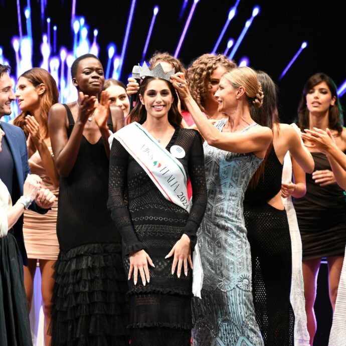 Miss Italia 2024, vince Ofelia Passaponti: ecco chi è. Patrizia Mirigliani: “Non siamo ad Amici o a X Factor, né al casting delle veline. Siamo a un concorso di bellezza”