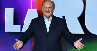 Copertina di “Ora piaccio molto anche ai gay, mi onora la cosa. E vado fortissimo tra le signore dopo gli ottanta”: le rivelazioni di ‘zio’ Gerry Scotti