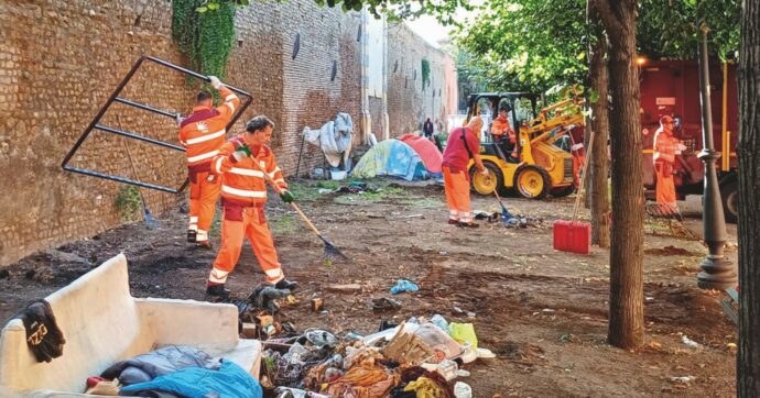 Roma, la polizia sgombera la tendopoli di Termini
