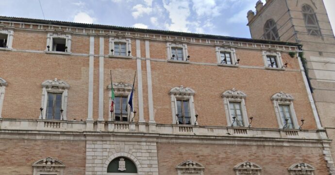 Osimo, Comune paralizzato: il consiglio senza numeri per le liti a tre mesi dal voto e la destra usa un regio decreto. Il prefetto si allerta