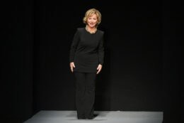 Copertina di “Lascio la direzione creativa del brand che ho fondato, a breve saprete il mio successore”: l’annuncio di Alberta Ferretti