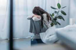 Copertina di “Sono arrabbiata con mio padre. Sono appena andata al college e ha già smantellato la mia stanza mettendo tutto negli scatoloni. Mi ha spezzato il cuore”: lo sfogo su Reddit