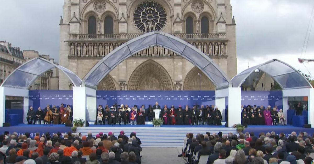 Francia, Macron mette da parte la crisi politica e si affida all’inaugurazione di Notre Dame per un rilancio di immagine