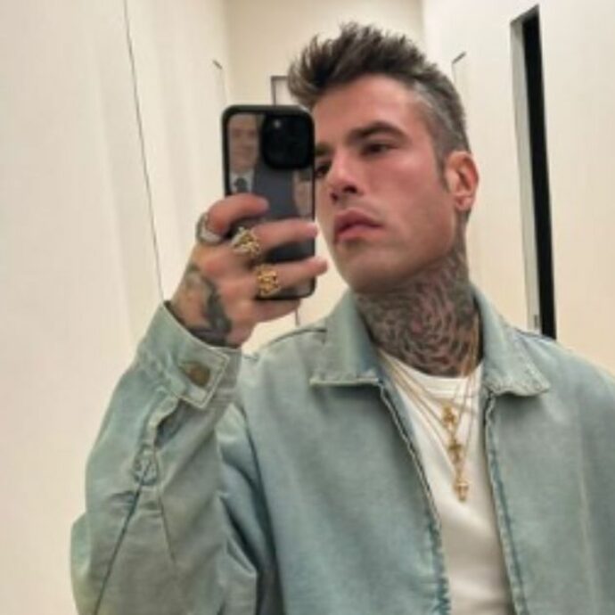 Fedez esce da un locale (riservato solo ai soci) insieme a una ragazza che si nasconde il viso: “È molto giovane e non è famosa”. Le foto su Chi