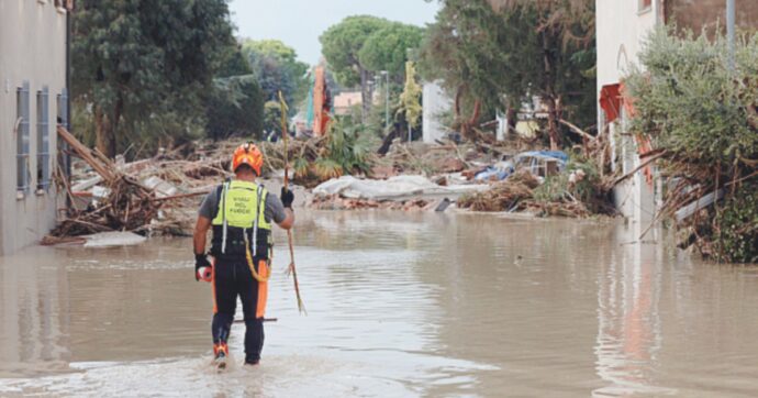 Ancora esondazioni in Emilia-Romagna: il fiume Lamone ha rotto l’argine a Traversara, nel ravennate. Allerta rossa per la giornata