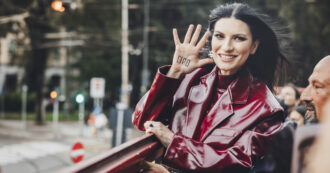 Copertina di “Ho imparato a lasciare andare via le persone senza arrabbiarmi, possono ricevere una carezza nel momento del Ciao”: l’evoluzione di Laura Pausini