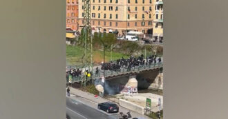 Copertina di Scontri tra ultras di Genoa e Sampdoria fuori dallo stadio Ferraris: il video coi lanci di bottiglie e di fumogeni