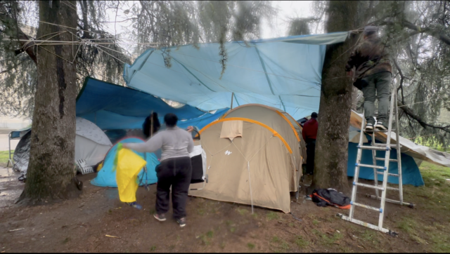 Milano, tra i lavoratori accampati di fronte al Politecnico: “Siamo funzionali all’economia di questa città ma dobbiamo vivere per strada”