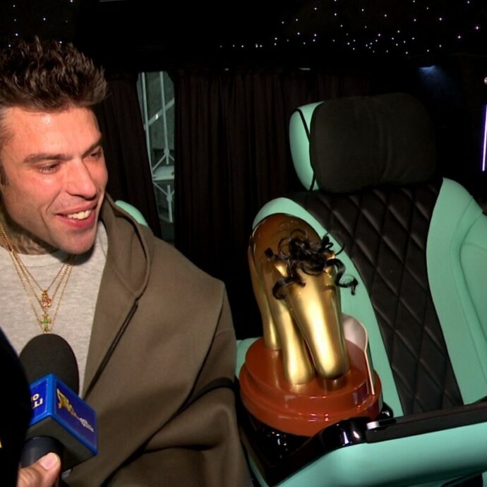 “Io rapper cattivo? In realtà sono un cog**one”: Fedez riceve il Tapiro d’oro di “Striscia la Notizia” per il duro dissing con Tony Effe