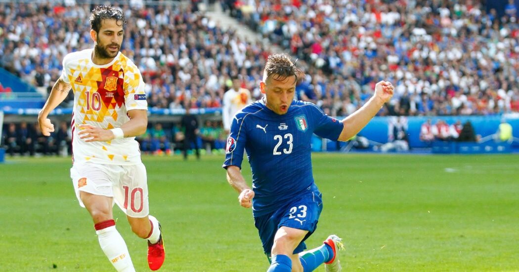 https://st.ilfattoquotidiano.it/wp-content/uploads/2024/09/25/fabregas-giaccherini-euro-2016-1050x551.jpg