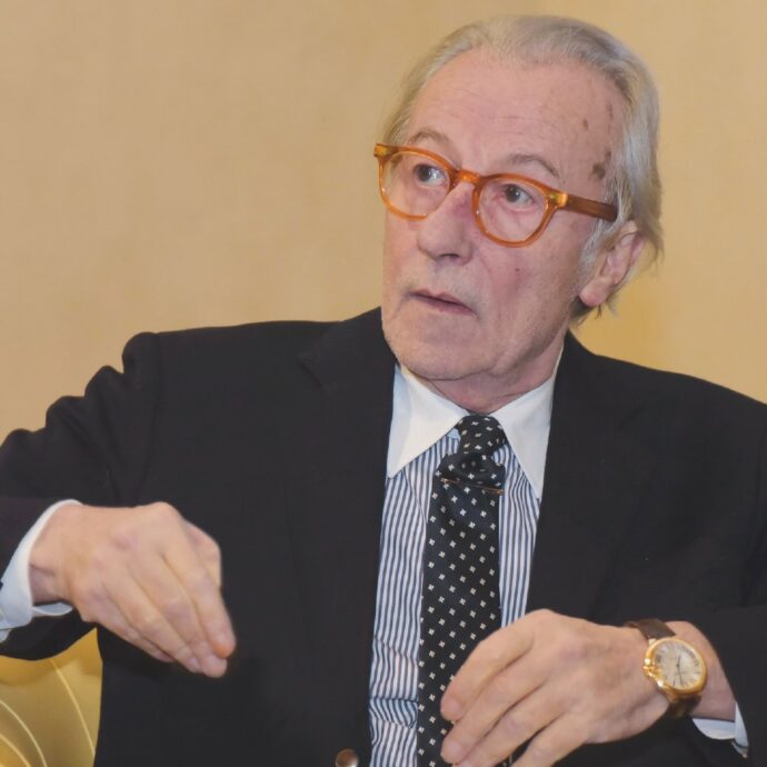 Vittorio Feltri scatenato contro il divieto di fumo all’aperto a Milano: “Cosa faccio, vado in giro con la bindella? Anche la mortadella fa male ma non la vietano”