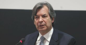 Copertina di Messina (Intesa): “Riarmo? Con tutti i poveri che abbiamo pensiamo all’uso del debito pubblico”