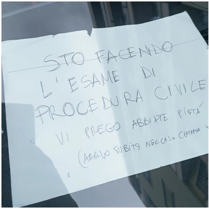 “Sto facendo l’esame di procedura civile. Abbiate pietà”: parcheggia male l’auto, ma si giustifica con un messaggio sul cruscotto