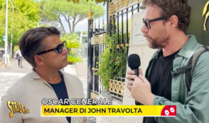 Copertina di “Il caso John Travolta a Sanremo? La Rai ci ha marciato sopra e non ci ha pagato. Il Ballo del Qua Qua è stato un danno d’immagine”: lo sfogo del manager dell’attore