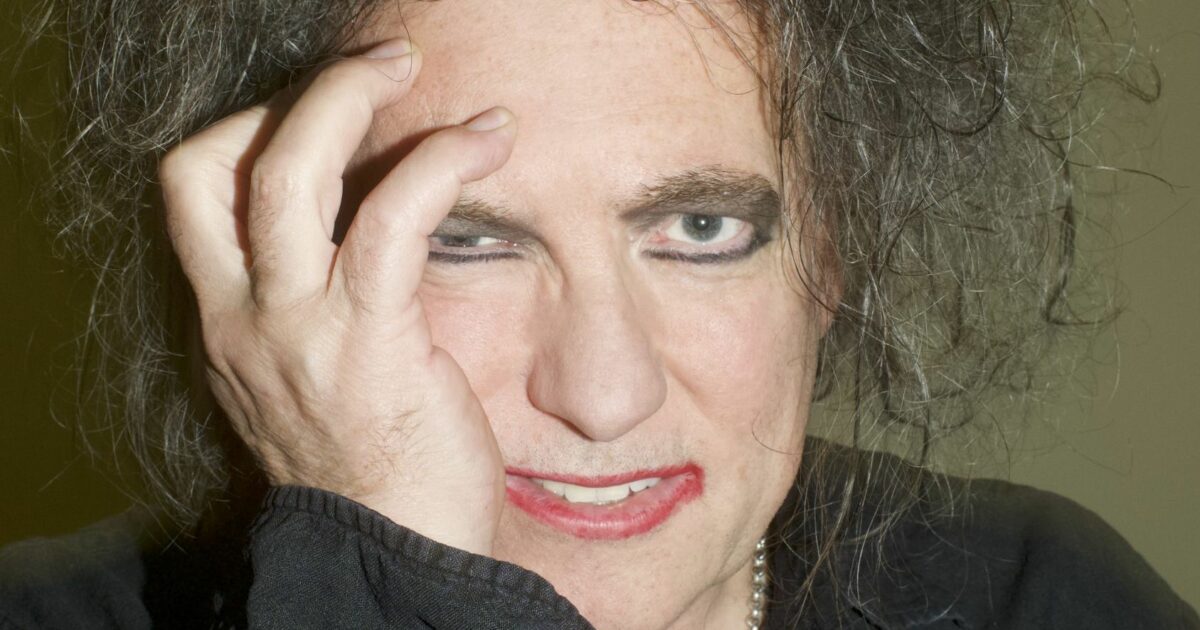 “Ho amato il lockdown perché andavo in giro nudo. Era fottutamente fantastico. Il mio disco è triste? C’è anche luce”: Robert Smith e i The Cure alla riscossa