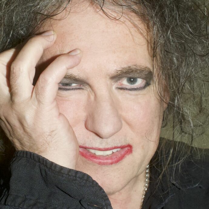 “Ho amato il lockdown perché andavo in giro nudo. Era fottutamente fantastico. Il mio disco è triste? C’è anche luce”: Robert Smith e i The Cure alla riscossa