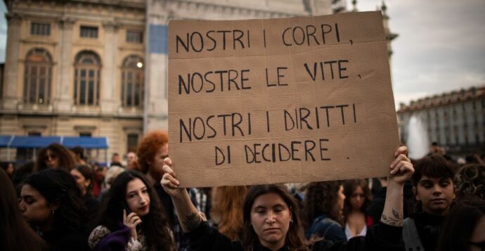 Copertina di Marche, aborto a ostacoli: coppia rimbalzata per 20 giorni deve uscire dalla Regione. Al Sud 4mila donne costrette a spostarsi in un anno
