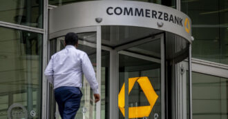 Copertina di Commerzbank vede utili per 3,6 miliardi al 2027. Domani i primi incontri con Unicredit