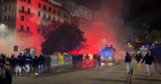 Copertina di Genova, nuovi scontri nella notte tra le due tifoserie dopo il derby: 15 feriti, assalti alla polizia, pullman delle squadre bloccati allo stadio