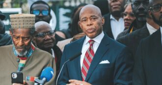 Copertina di L’attuale sindaco Eric Adams si ritira dalle elezioni a New York. Si riapre la sfida tra Mamdani e Cuomo