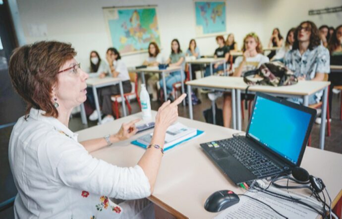 La scuola ha il dovere di aprire una finestra sulla complessità: niente pro life o integralisti in aula