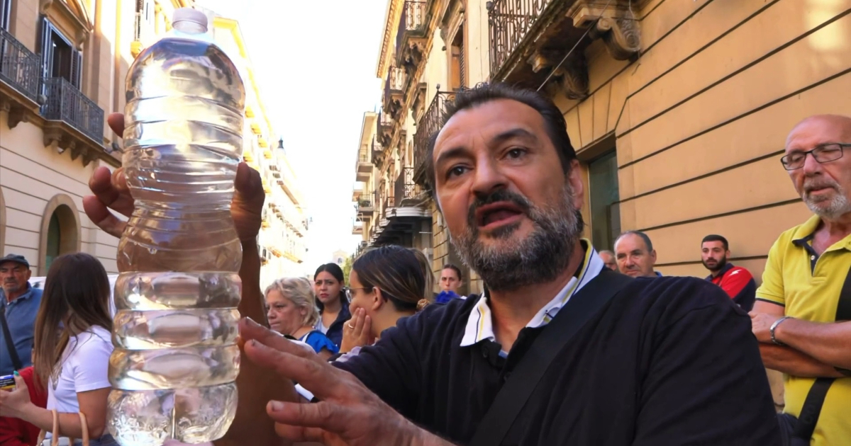 A Caltanissetta è crisi idrica, la rabbia dei cittadini costretti a lavarsi con l’acqua minerale: “Quando arriva è sporca, chi pensa alle persone fragili?”