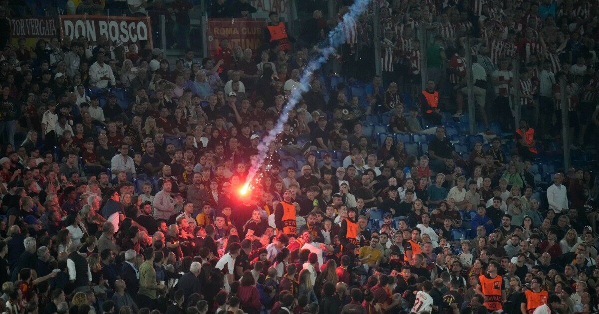 Europa League, fumogeni contro i tifosi della Roma. L’Athletic Bilbao condanna i suoi sostenitori: “Macchiata l’immagine del club”